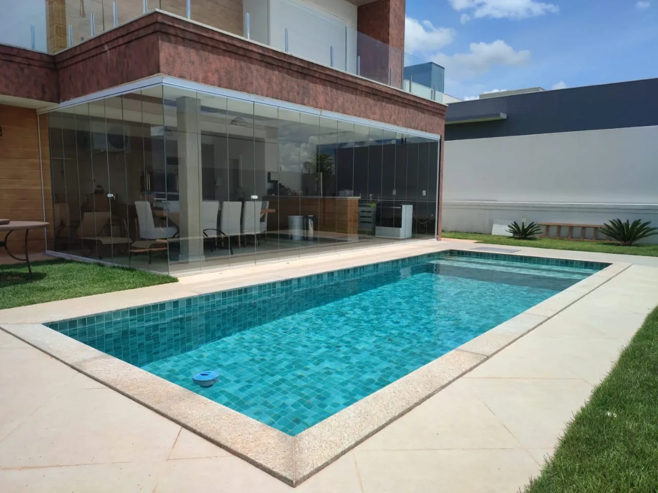 Piscina e varanda de vidro residência alto padrão entregue pela STC em Riviera de Santa Cristina
